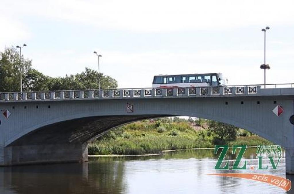 Divas no zīmēm paredz, ka satiksme upē atļauta tikai zem vidējās tilta arkas.
Autors: Krišjānis Grantiņš.