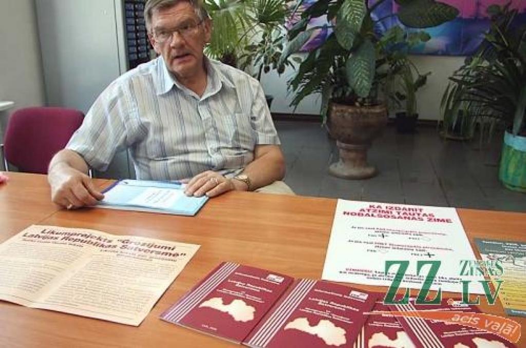 190.vēlēšanu komisijas loceklis Arvīds Matisons teic, ka pirmajā iecirkņa darbadienā vairāki apmeklētāji bijuši gatavi balsot par grozījumiem Satversmē. Tas būs iespējams tikai 2.augustā. Pārējās dienās interesenti varēs iepazīties ar grozījumu saturu, kā arī pieteikt komisijas mājas vizītes.
Autors: Krišjānis Grantiņš.