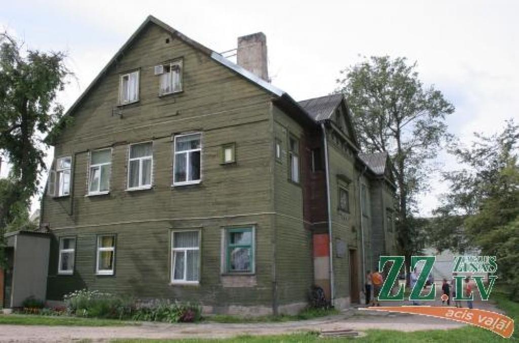 Pašreizējo mitekli Lapskalna ielā sieviete īrējot no kāda ārzemēs dzīvojoša paziņas, kas drīzumā plāno atgriezties. Šā iemesla dēļ Mārītei un trim bērniem atkal jāmeklē cita mājvieta, bet to atrast grūti. 
Autors: Agris Samcovs.