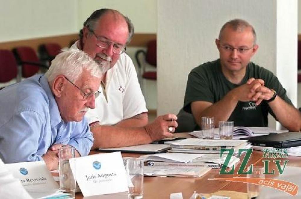 Valdes priekšsēža amatā atkal uz trim gadiem ievēlēts Juris Augusts (no kreisās), kurš pie organizācijas stūres ir jau kopš 2003.gada.
Autors: Agris Samcovs.