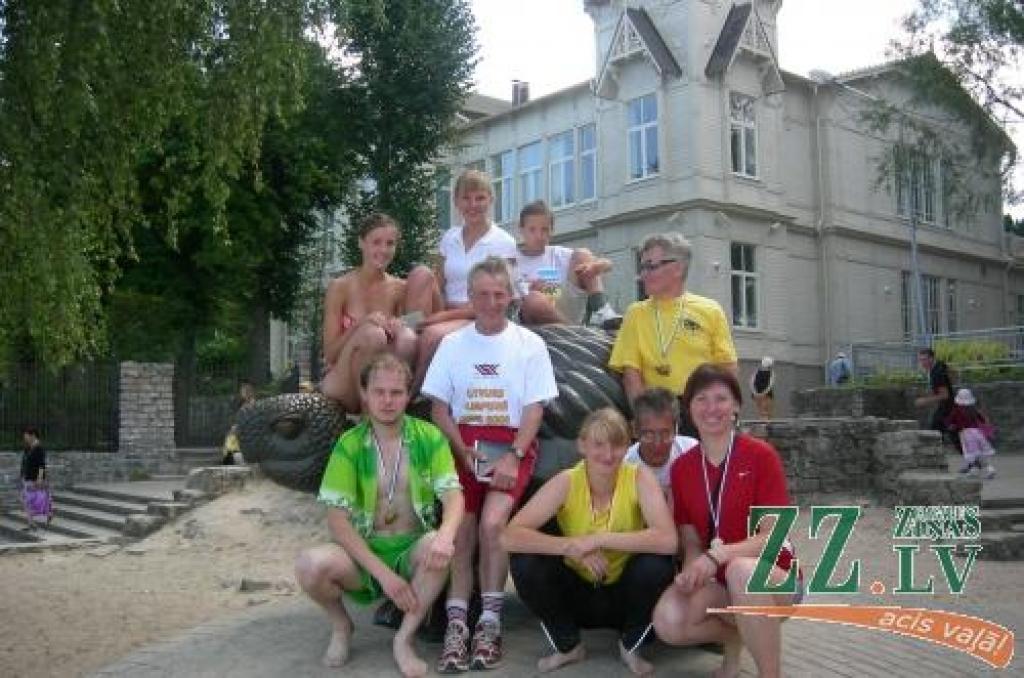 Otrajā rindā no kreisās – Kristīne Marčinkus, Ilva Liepa, Kristaps Saukums, Leons Miķelsons; pirmajā rindā – Rolands Bartaševics, Juris Bērziņš, Dace Kovaļevska, Oskars Freimanis un Līga Liepa. 
Autors: No skrējēju kluba «Ozolnieki» arhīva.