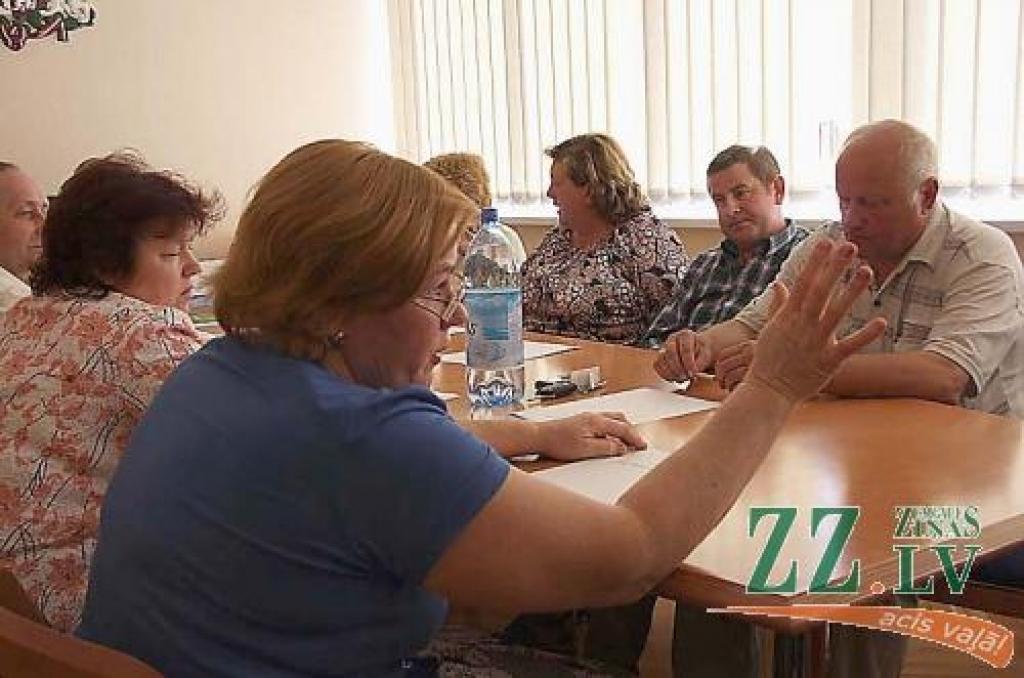 Valgundes novada domes deputāte Aija Ķuze (priekšplānā) stāsta, ka vietējie iedzīvotāji par notikušajām dedzināšanām jau sākuši izteikt visdažādākās teorijas, aizrunājoties pat tiktāl, ka šeit uzdarbojoties galvaspilsētas kriminālās struktūras.
Autors: Krišjānis Grantiņš.