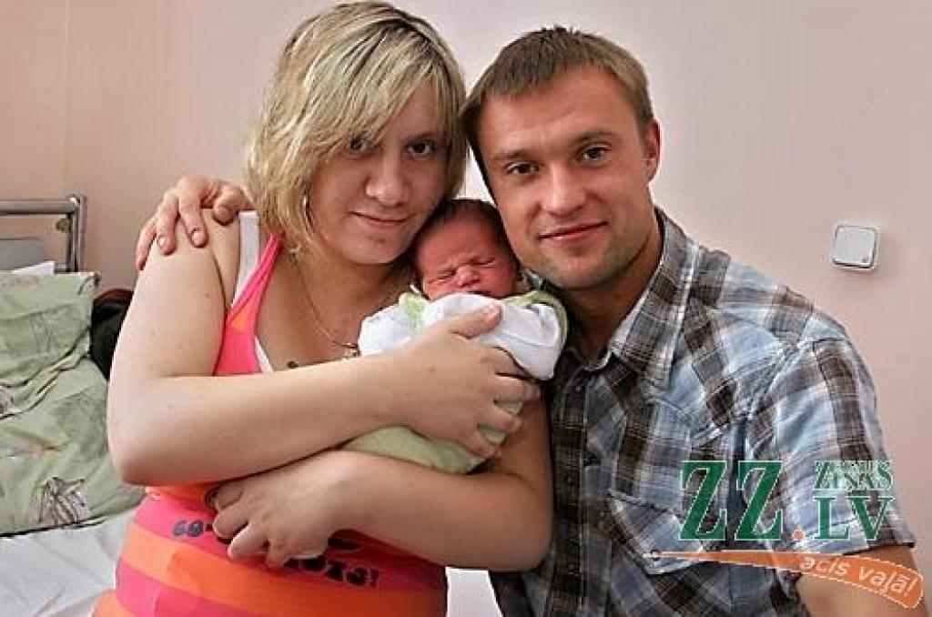 Regīna Nesteruka un Raimonds Indriksons ar dēlu Tomu.
Autors: Agris Samcovs.