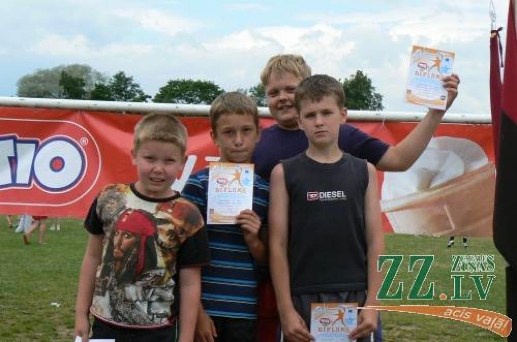 TIO Volejbuma Daugavas kreisā krasta čempioni «D» grupā: platonieši Dagnis Roziņš, Roberts Matuzelis, Dmitrijs Karpušenkovs un Rihards Pogožeļskis. 
Autors: Sigita Roziņa.