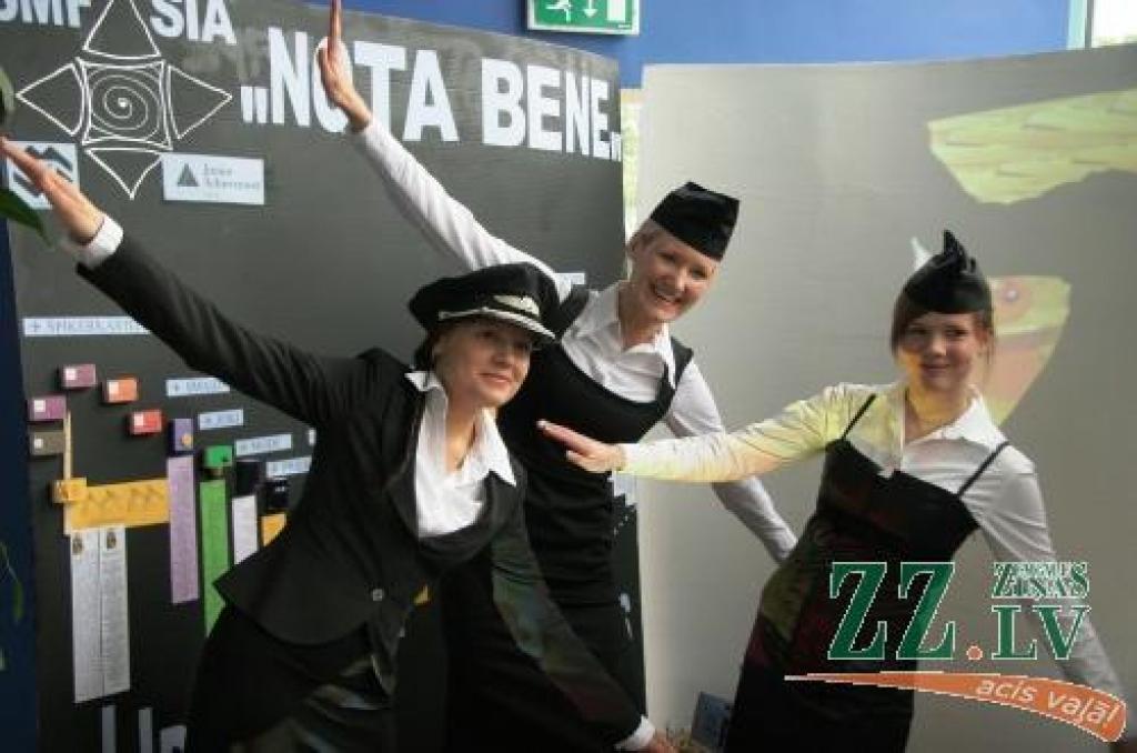 Jelgavas Spīdolas ģimnāzijas skolnieces Elīna Miķelsone, Vineta Peimane un Kristīne Stanga dosies uz Zviedriju, lai piedalītos skolēnu mācību firmu konkursa finālā. 
Autors: «Junior Achievement- Latvija».