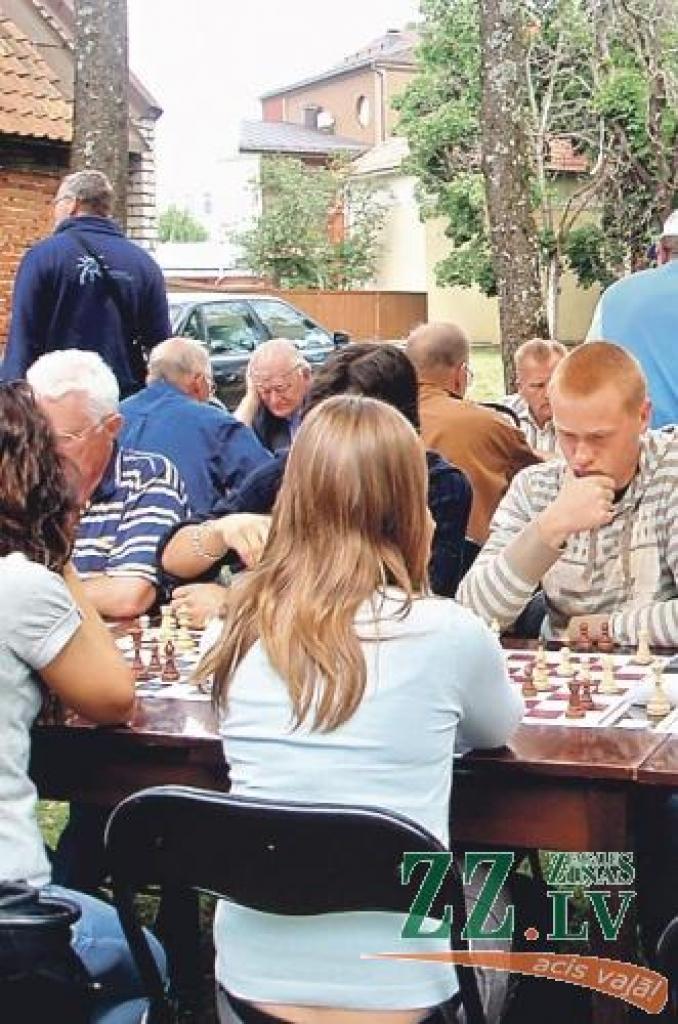 Kārlis Daģis (no labās) šaha turnīrā Kuldīgas Pilsētas svētkos.
Autors: Maija Laizāne.