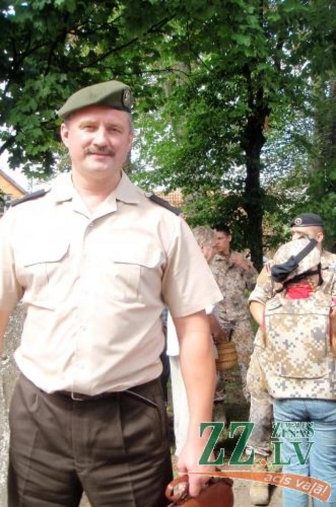 Vilnis Veinbergs ar padotajiem uz Kuldīgu atvedis stāstu par armijas dzīvi.
Autors: Maija Laizāne.