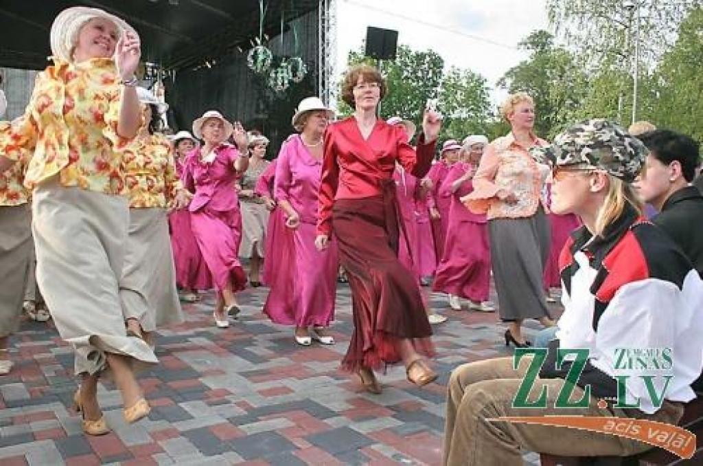 Senioru sadancošana Uzvaras parkā notikušajā festivālā «Sveiks, vecais Ādolf! Lai top...».
Autors: Agris Samcovs.
