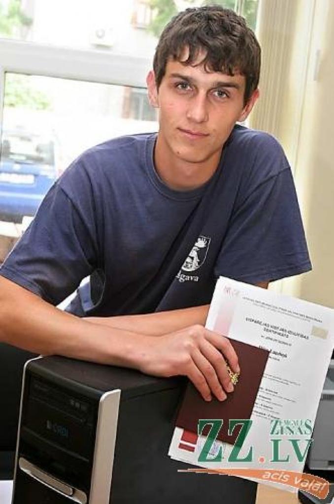 «Datoriķus mīl visur,» teic Uģis Lazdiņš, kurš ar lieliskām sekmēm nokārtojis eksāmenus, konkursā ieguvis stipendiju un tagad gatavojas studēt programmēšanu. 
Autors: Agris Samcovs.