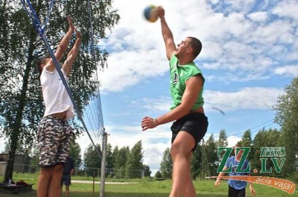 Dažādās valgundnieku komandās satiekas Romāns Krickis pret Jāni Pogu. Neviena no abām gan netiek finālā. 
Autors: Agris Samcovs.