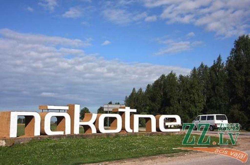 «Nākotnes» burtiem uzklāts jauns krāsojums, bet uzraksta priekšpuse atjaunota baltā tonī, lai ciemata nosaukums būtu labi redzams. 
Autors: Krišjānis Grantiņš.