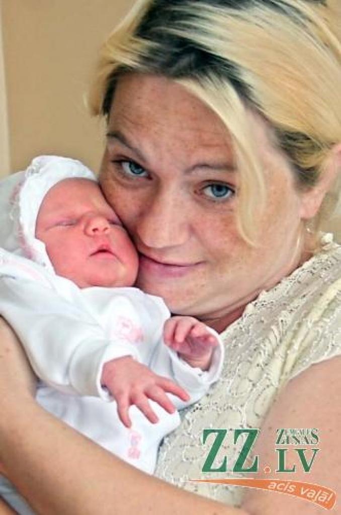 Oksana Jurēviča ar meitiņu, kurai vārds vēl tiek domāts.
Autors: Agris Samcovs.