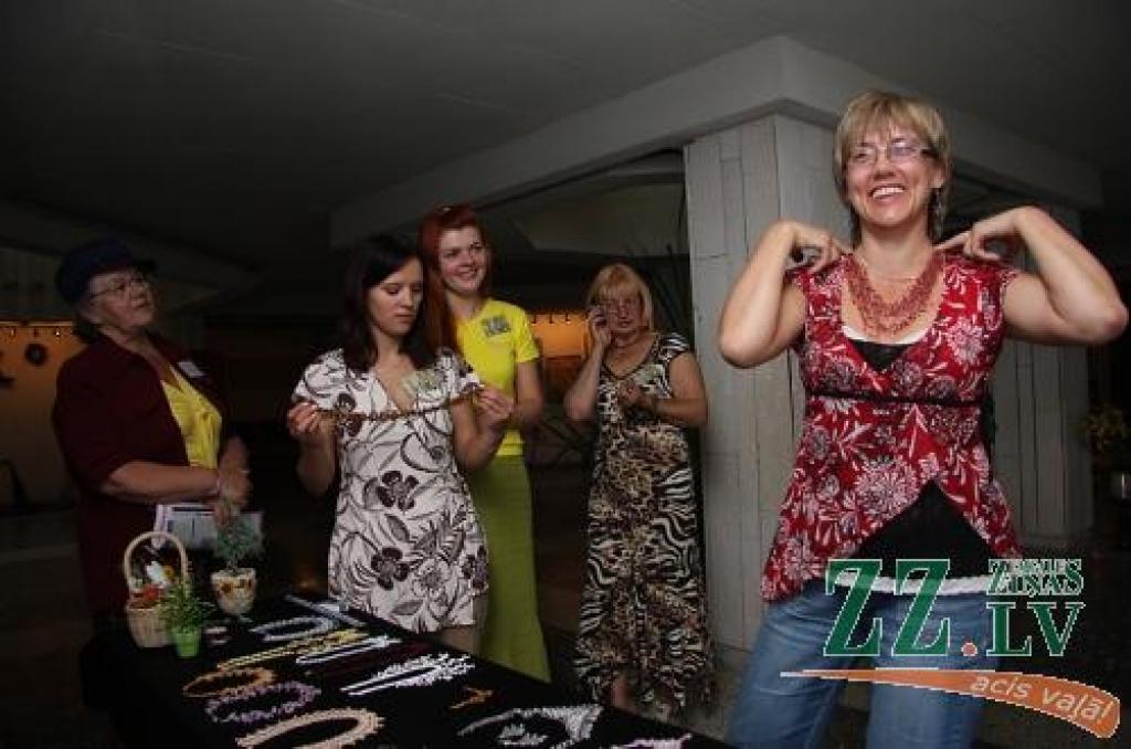 Latvijas Pašvaldību savienības padomniece Sniedze Sproģe (no labās) pielaiko rotas lietas, ko gatavojusi vietējā daiļamata meistare Jeļena Losa. 
Autors: Krišjānis Grantiņš.