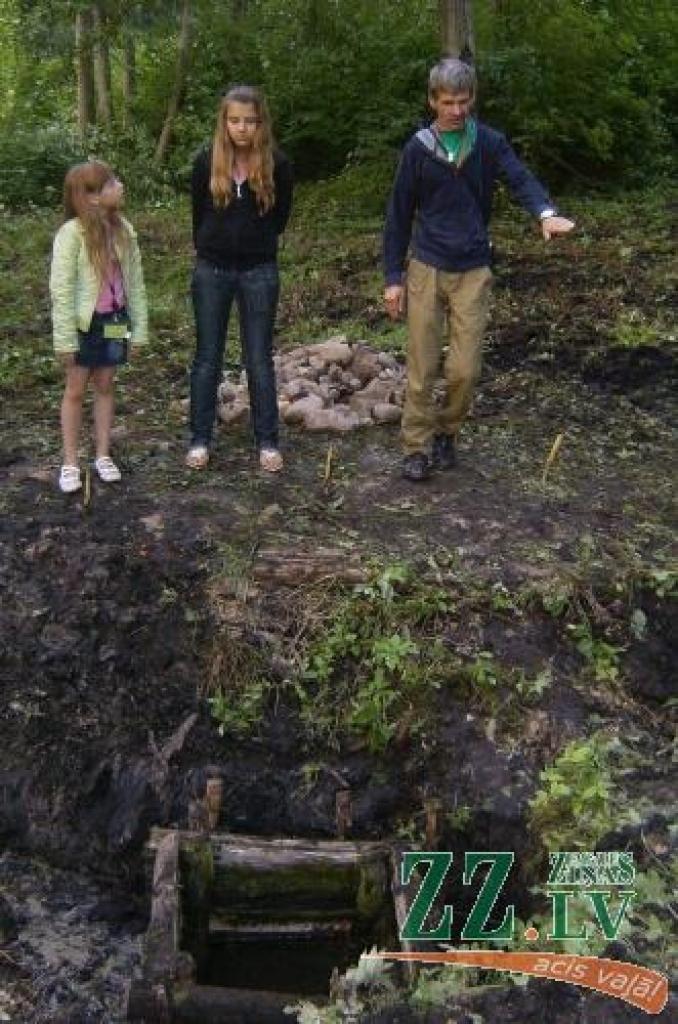 «Varbūt rīt,» arheologs Guntis Zemītis cerīgi saka jaunajiem pētniekiem, kuri, tīrot avotu muižas parkā, ļoti vēlas atrast kādu senlietu. 
Autors: Gaitis Grūtups.