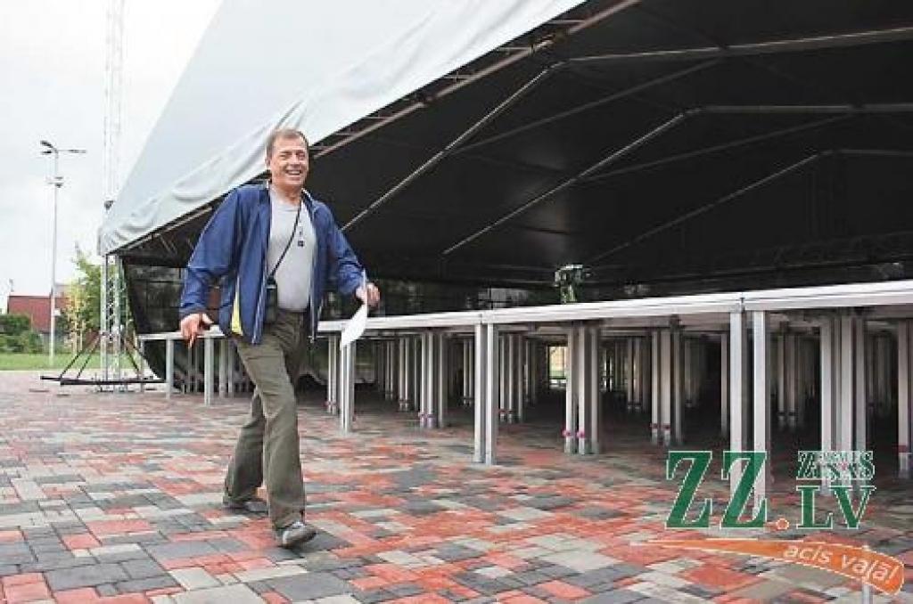 Festivāla idejas iniciators Ilgvars Pauniņš jau septīto gadu rūpējas par to, lai deju priekā virpuļotu ne tikai jaunieši... 
Autors: Agris Samcovs.