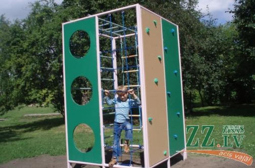 Jelgavas 1.sanatorijas internātpamatskolas sporta laukumā uzstādīta daudzfunkcionāla vingrošanas ierīce.
Autors: No skolas arhīva.