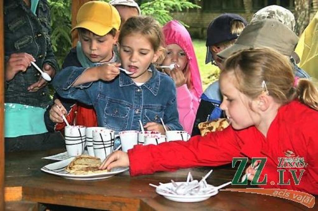 Bērniem pagaršojot jāuzmin, no kādām meža ogām gatavots ievārījums.
Autors: Agris Samcovs.