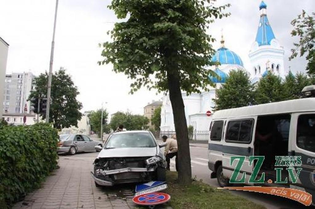 «Renault Megane» sadursmē pamatīgi bojāta priekšdaļa...
Autors: Krišjānis Grantiņš.