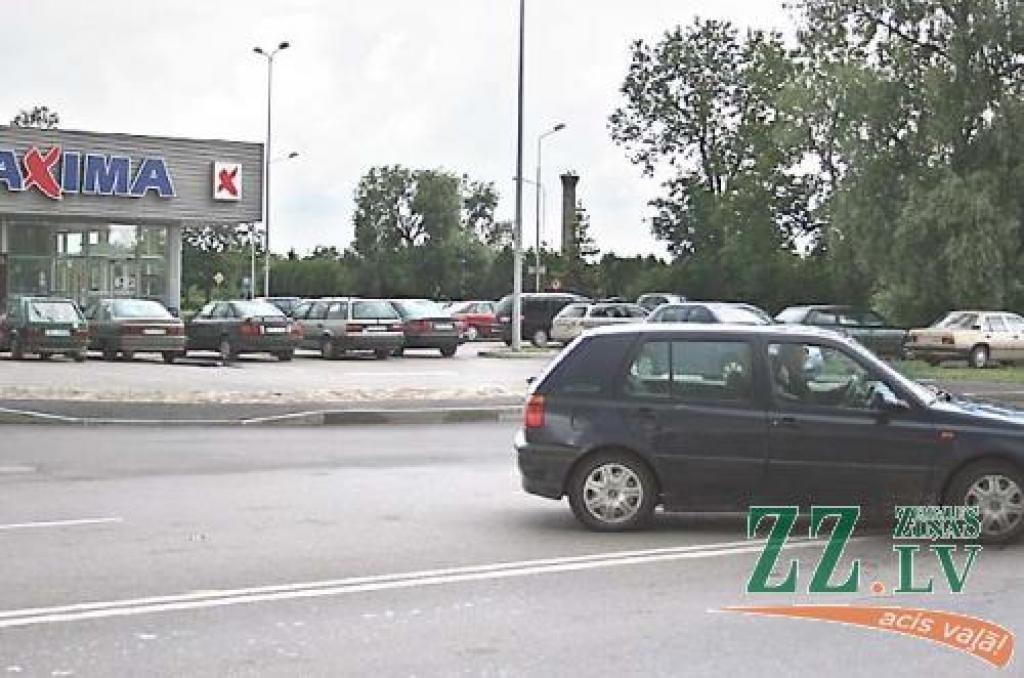 No Dobeles šosejas iebraukšana un izbraukšana no stāvvietas kļūs ērtāka, tomēr Atmodas ielā ierobežojumi saglabāsies.
Autors: No «Ziņu» arhīva. 