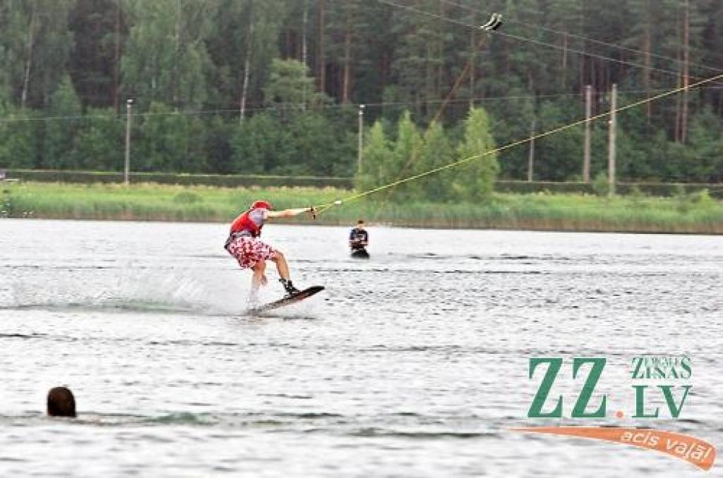 Atpūtu pie Ozolnieku ezera iecienījuši gan peldēšanas, gan ūdensslēpošanas cienītāji, un ne tikai viņi. 
Autors: Agris Samcovs.