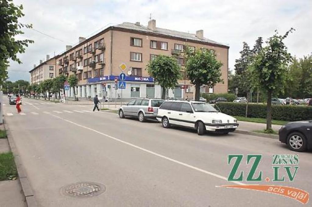 Pārskatāmība šajā krustojumā «zem zīmes» atstāto auto dēļ ir tuvu nullei.
Autors: Agris Samcovs.