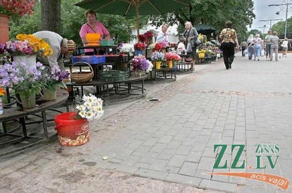 Mistiskie klupieni puķu tirgotājam vairs nebūs jāvēro - gājēju celiņš ir salabots.
Autors: Agris Samcovs.