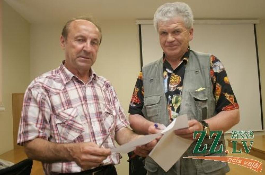 «Sportisti vienmēr sapratīsies,» atzīst magadanietis Andrejs Ozols (pa labi) un Jelgavas sporta dzīves organizētājs Valdis Ilmers. 
Autors: Agris Samcovs.