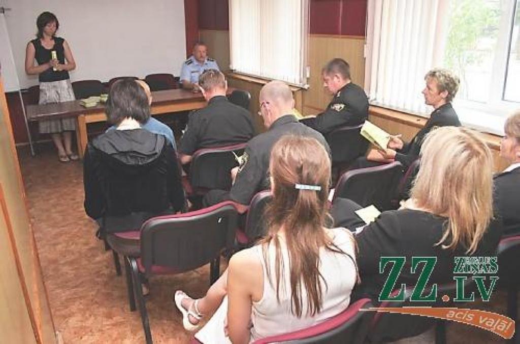 Sabiedriskās organizācijas «Atbalss cilvēkā» vadītāja Baiba Blomniece – Jurāne klātesošos iepazīstina ar mediācijas pamatprincipiem. Likumsargiem tika arī izdalīti bukleti ar informāciju par šo konfliktu risināšanas metodi. 
Autors: Agris Samcovs.