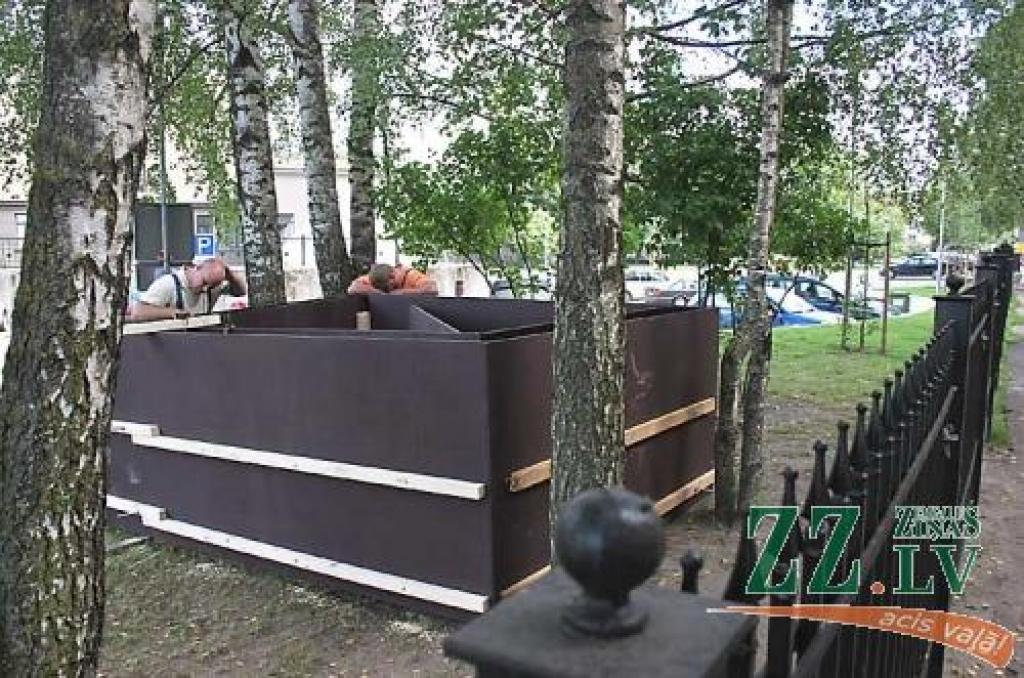 Blakus viesnīcas «Jelgava» automašīnu stāvlaukumam plānots novietot telpu sargam. Šie būvdarbi, kā, mierinot satraukušos jelgavniekus, sola viesnīcas īpašniece firma «Kulk», nevienam kokam pāri nenodarīs.
Autors: Agris Samcovs.