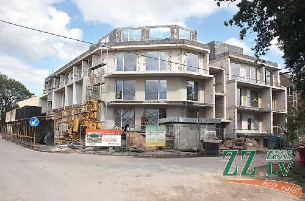 Topošajai daudzdzīvokļu mājai tuvākajā laikā tiks izbūvēti ārējie inženiertīkli, tādēļ krustojums uz kādu laiku tiks slēgts.
Autors: Agris Samcovs.