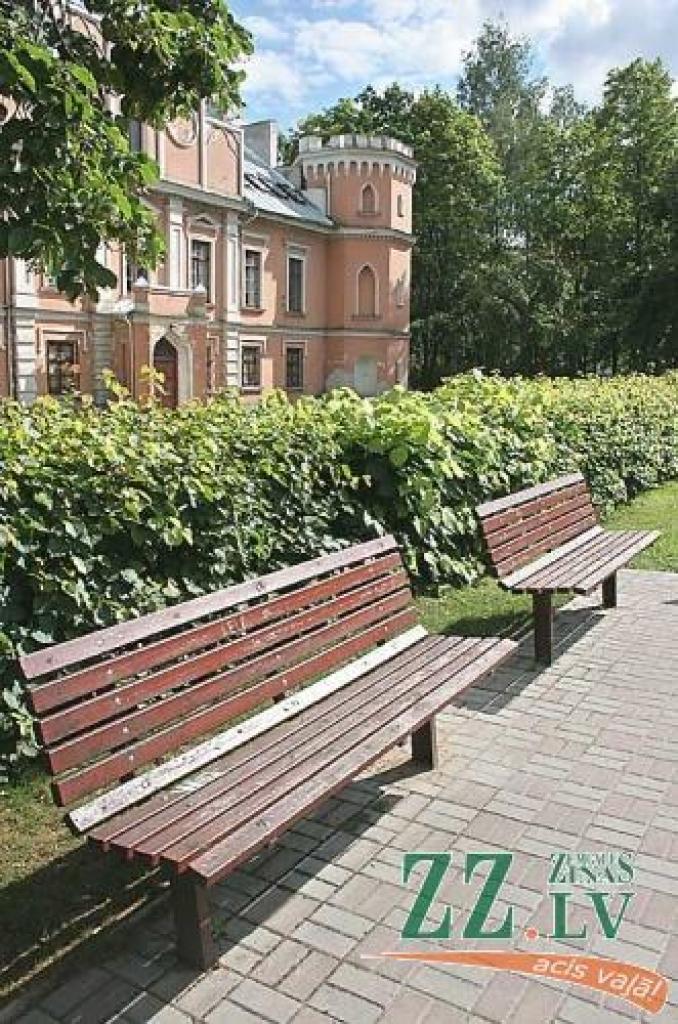 Jaunus soliņus šogad pašvaldība sola tikai Rīgas ielas malās pilsētas pierobežā, bet Jelgavas centrā pagaidām nav iecerēts atvieglot cienījama vecuma iedzīvotāju labsajūtu. 
Autors: Agris Samcovs.