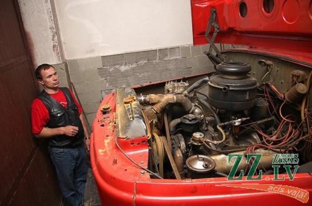 Valsts ugunsdzēsības un glābšanas dienesta Jelgavas brigādes komandiera vietnieks Leons Stablinieks pie viena no vecajiem padomju laika ZIL, kuram, esot ceļā uz izsaukumu, jau pie depo vārtiem «noklapējis» motors...
Autors: Krišjānis Grantiņš.