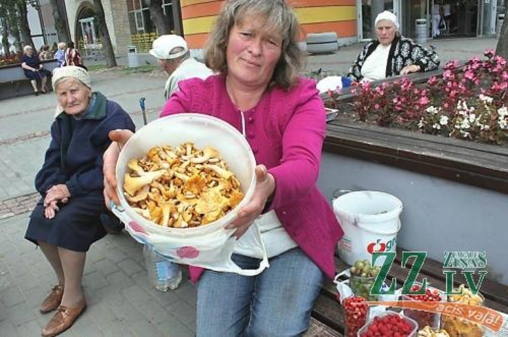 Ļusjas kundze pircējiem piedāvā gan sēnes, gan dārza ogas un meža zemenes.
Autors: Agris Samcovs.