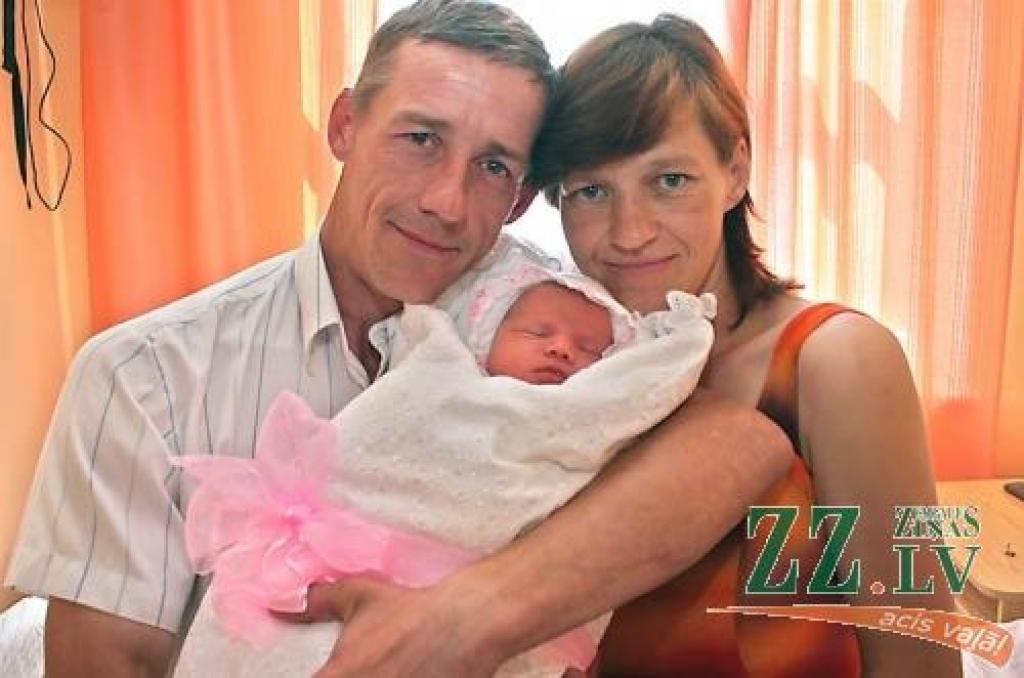 Dzintra Sila un Oļegs Liščiks kopā ar meitiņu Viktoriju.
Autors: Agris Samcovs.