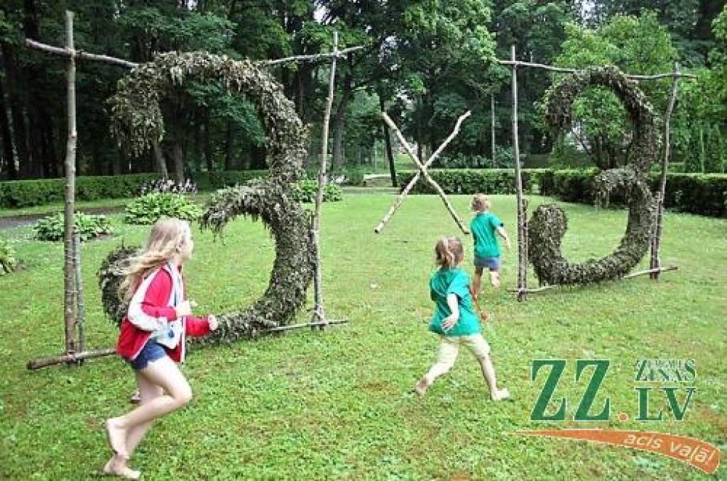 Divi trijnieki - kā nometnes simbols un atrakciju objekts.
Autors: Agris Samcovs.