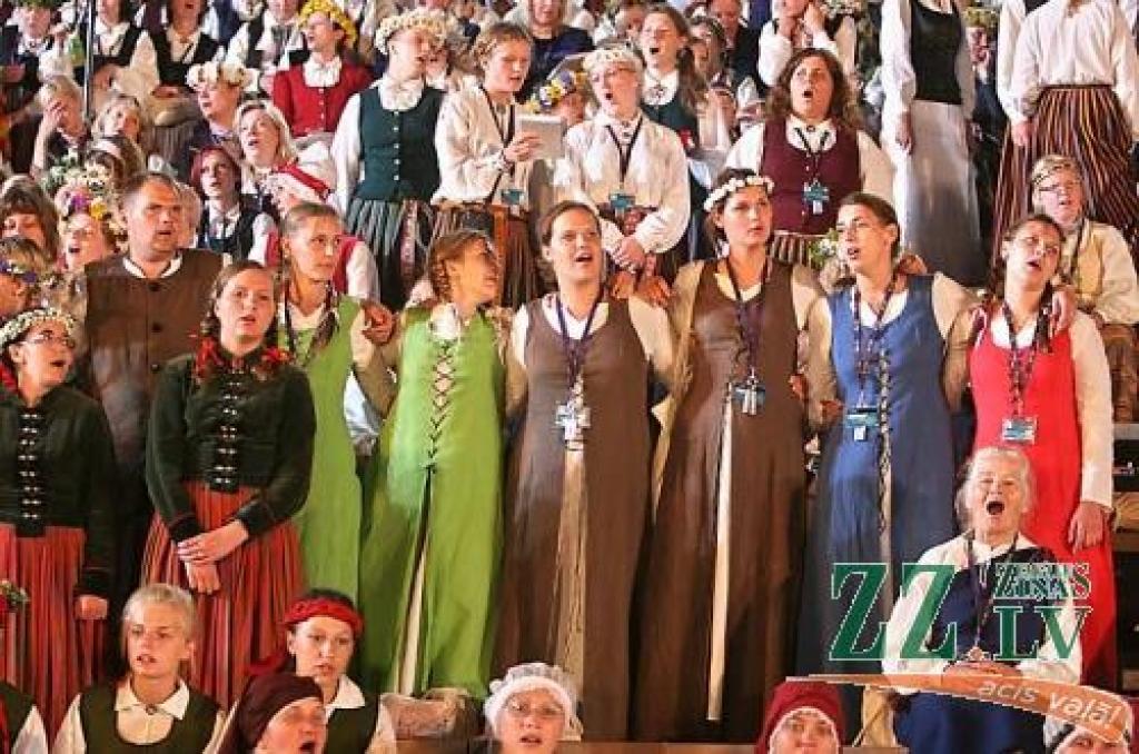 Daudzbalsīgajā dziedātāju pulkā - jauniešu jauktais koris «Mītava».
Autors: Agris Samcovs.