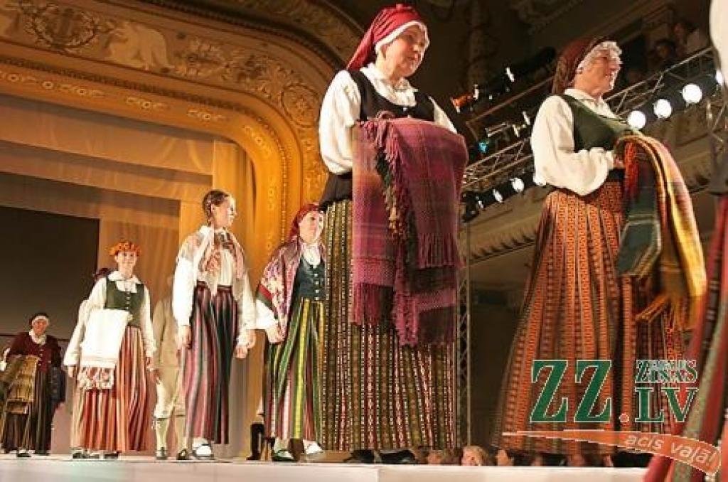 Folkloras kopa «Dimzēns» ar godalgotajiem tautas tērpiem.
Autors: Agris Samcovs.
