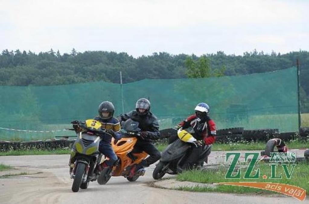 Jelgavnieks Eduards Sproģis (3.numurs) 50 kubikcentimetru klasē izcīnīja otro vietu.
Autors: Edgars Sauka.