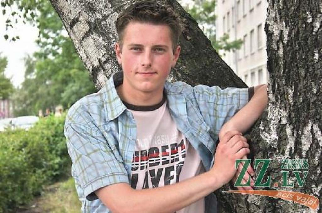 12.klases absolvents un daudzu mācību olimpiāžu uzvarētājs un laureāts Elvijs Kukša.
Autors: Agris Samcovs.