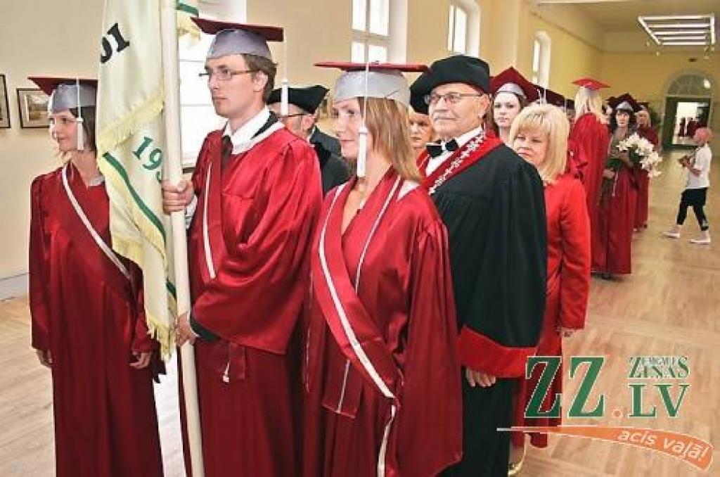 Pirms diviem gadiem «Projektu vadība» bija jauna maģistrantūras studiju programma ne vien LLU, bet arī Latvijā. Piektdien Jelgavas pils aulā notika šīs programmas absolventu pirmais izlaidums. 
Autors: Agris Samcovs.