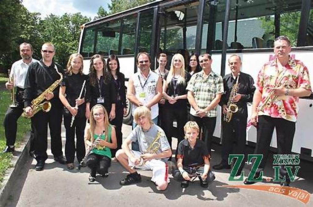 Raitis Ašmanis redzams ar daļu no pūtēju orķestra «Jelgava» pirms izbraukšanas uz dižkoncertu – pārējie mūziķi jau gaida Rīgā.
Autors: Agris Samcovs.