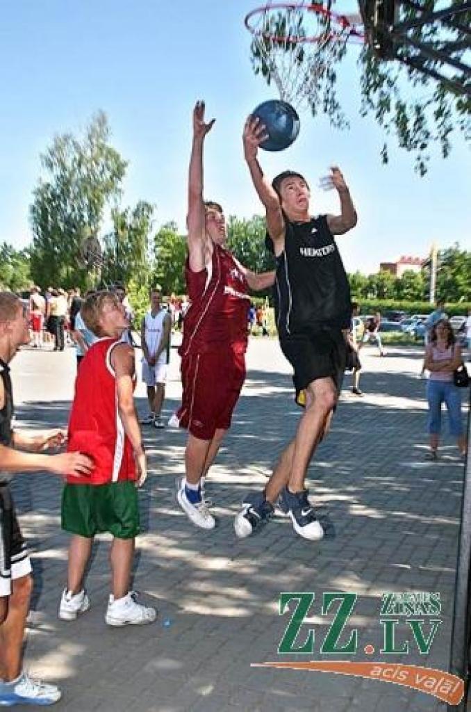 Strītbola cienītājiem SEB novadu kausa izcīņas spēles dod iespēju rādīt meistarību laukumā neatkarīgi no piederības pie attiecīgā reģiona.
Autors: No «Ziņu» arhīva.