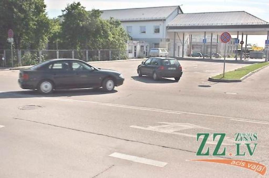 Pēc speciālistu sacītā, situācija pie CSDD Satiksmes ielā ir atšķirīga nekā Atmodas ielā.Pa Atmodas ielu braucošo autovadītāju ikdienu tas gan ne par mata tiesu neatvieglo...
Autors: Agris Samcovs.