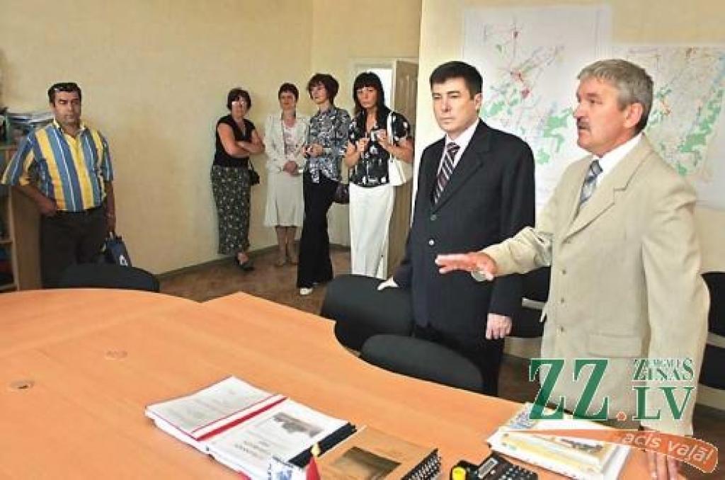 Zaļenieku pagasta padomes priekšsēdētājs Ojārs Briedis viesiem stāsta par gaidāmo administratīvo reformu.
Autors: Agris Samcovs.