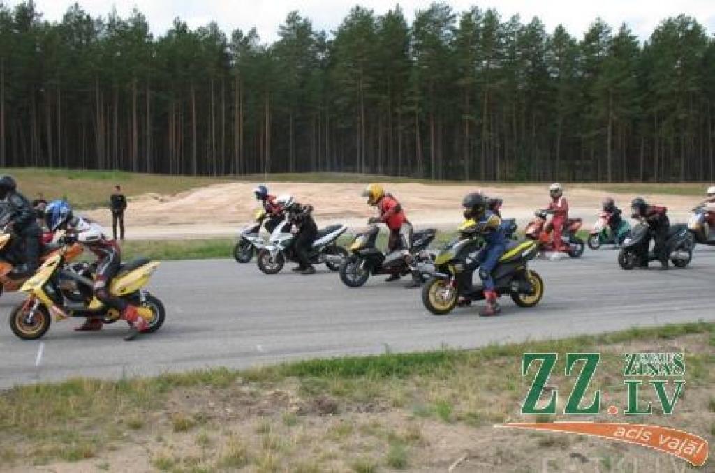 Sestdien «Rullīšu» trasē vienlaikus notiks Latvijas supermoto čempionāta sestās kārtas sacensības un skūteru čempionāta ceturtā kārta.
Autors: Harijs Sproģis.