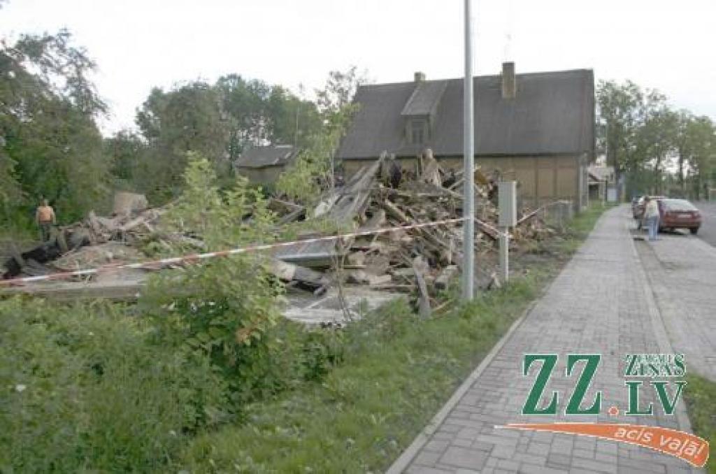 Bīstamā būve beidzot ir sagrauta...
Autors: Inga Karlinska.