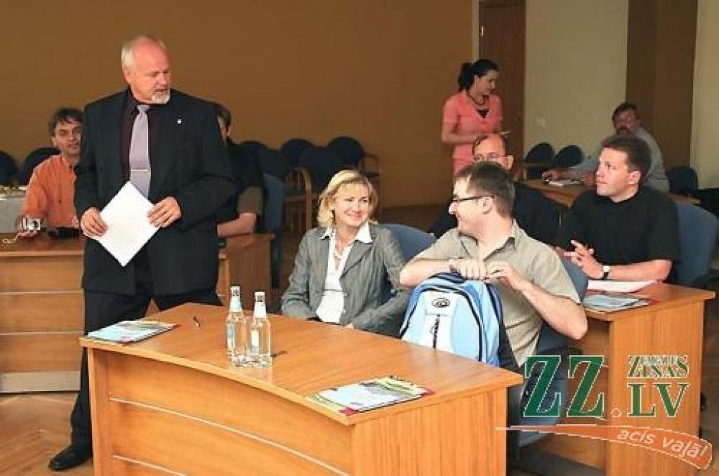 Vācijas Tīringenes pavalsts K.Adenauera fonda nodaļas vadītājs Daniels Brauns (no labās) pēc tikšanās ar Jelgavas pašvaldības izpilddirektoru Gunāru Kurloviču pauda gandarījumu, ka izdevusies atklāta saruna par jelgavnieku paveikto pēc Latvijas iestāšanās Eiropas Savienībā.
Autors: Agris Samcovs.