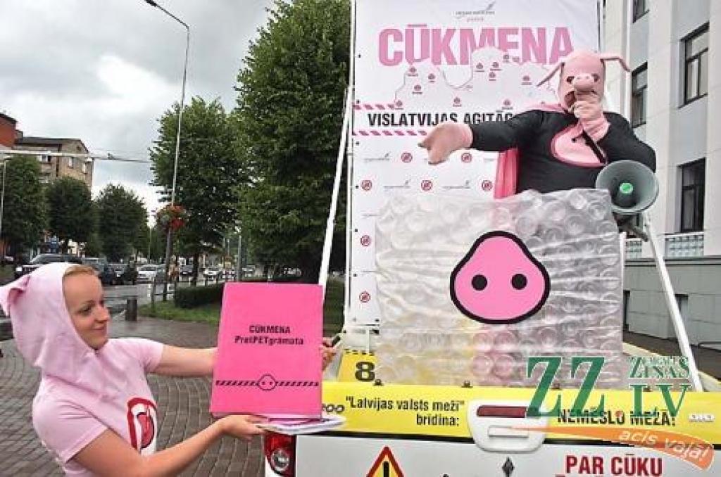 Cūkmens un viņa palīgs Sivēns prezentē «Cūkmena PretPETgrāmatu».
Autors: Agris Samcovs.