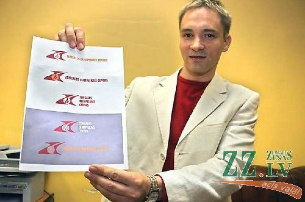 Atis Luguzs ar Zemgales Olimpiskā centra sporta kompleksa logo (oficiāli apstiprināts augšējais).
Autors: Agris Samcovs.