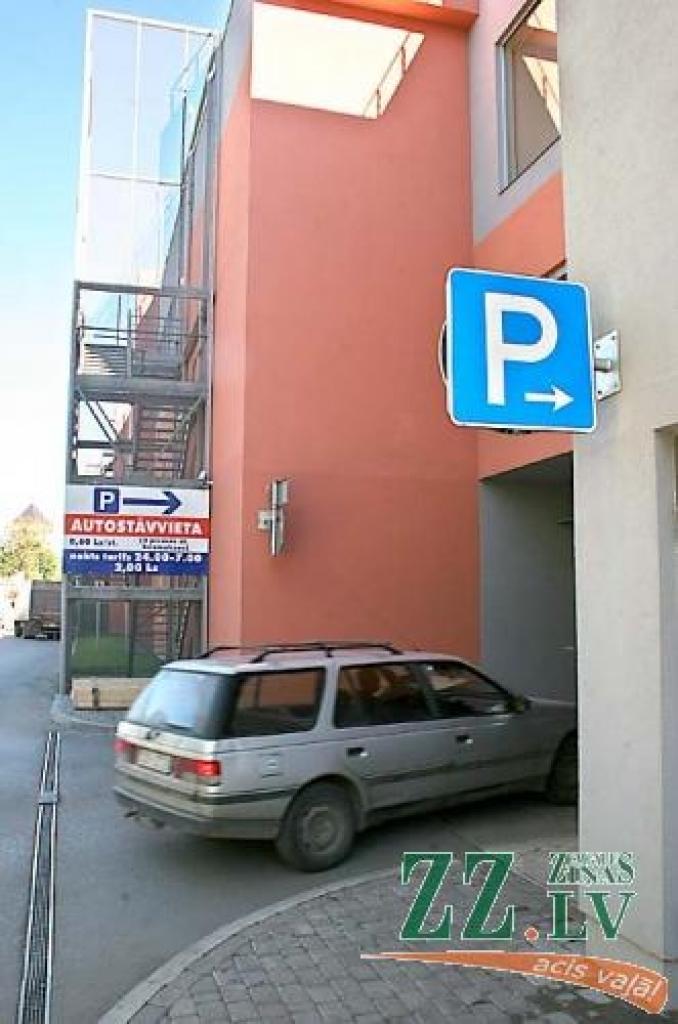 Izbraukšana no pazemes stāvvietas brīžiem ir gluži kā atvieglojums, jo lejā, pie ieejas veikalā laiku pa laikam kāds uzskata par svētu pienākumu maitāt gaisu ar tabakas dūmiem.
Autors: No «Ziņu» arhīva.